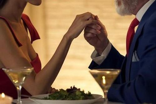Cụ ông góa vợ U80 vay nặng lãi để cung phụng cho bạn gái trẻ nóng bỏng và cái kết