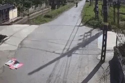 Chủ quan khi di chuyển trên đường vắng, hai người đi xe máy gặp họa