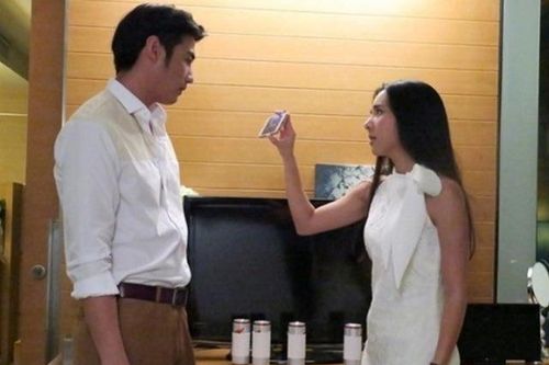 Sau 9 năm chung sống, vợ tỉnh dậy lúc nửa đêm rồi sụp đổ vì hành động của chồng