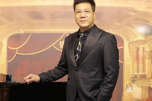 NSND Quốc Hưng: 'Bước vào showbiz catse cũng thay đổi cao hơn'
