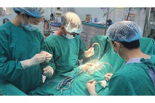 Cắt bỏ 'đuôi' dị tật hiếm gặp ở bé 4 tháng tuổi