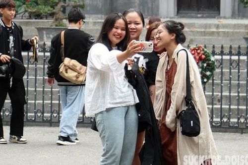 Giới trẻ nô nức check-in tại Nhà thờ Lớn trước thềm Giáng sinh