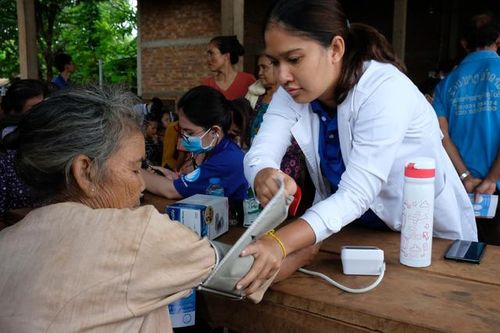 Nữ bác sĩ quân y đam mê hoạt động cộng đồng, nghiên cứu khoa học để chăm sóc sức khỏe người dân