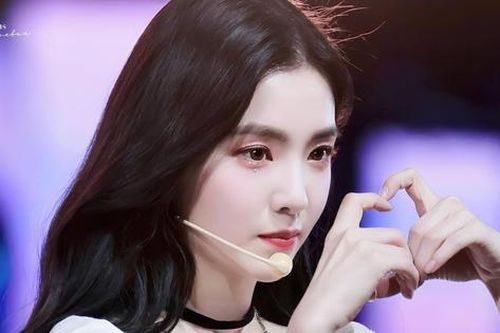 Irene Red Velvet nhâm nhi ẩm thực Việt, bất ngờ vì một món 'siêu to khổng lồ'