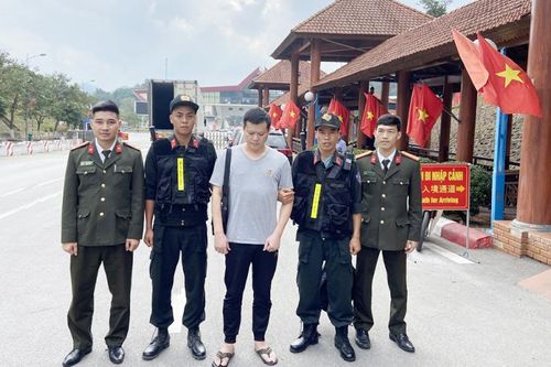 Bàn giao đối tượng truy nã người Trung Quốc