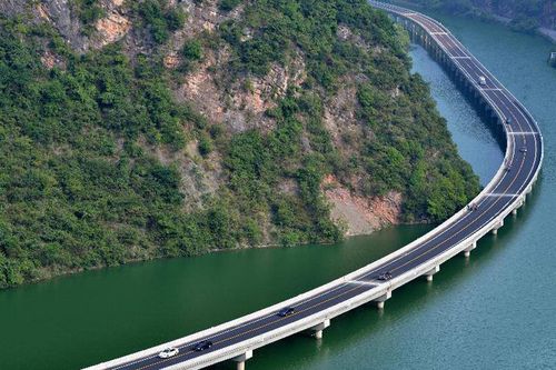 Độc đáo, đường cao tốc được xây dựng giữa một con sông