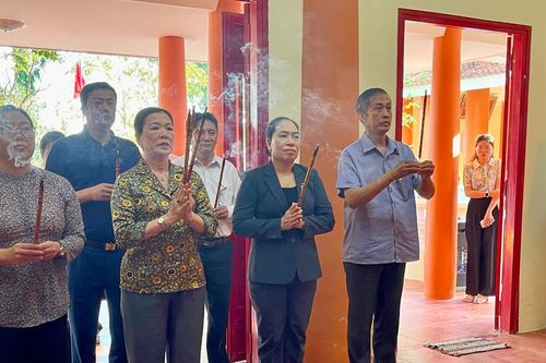 Phó Chủ tịch Trương Thị Ngọc Ánh dâng hương tại Đền thờ cụ Huỳnh Tấn Phát