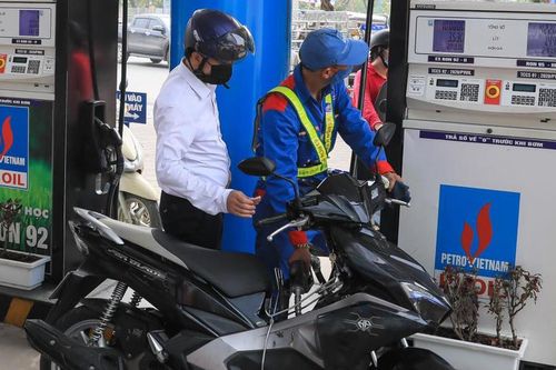 Giá xăng ngày 14/12: Tiếp tục giảm mạnh gần 1.000 đồng/lít