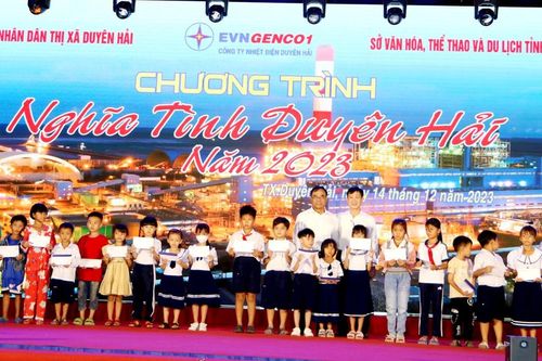 Chương trình 'Nghĩa tình Duyên Hải', tặng 400 phần quà gia đình chính sách và học sinh nghèo