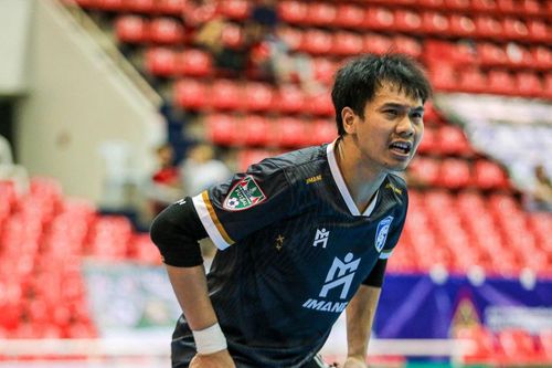 Thủ môn ĐT Việt Nam tỏa sáng khi cứu thua liên tiếp ở Thái Lan, khiến bình luận viên phải gọi thẳng tên