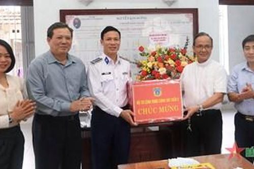 Vùng Cảnh sát biển 2 thăm, tặng quà bà con giáo dân tỉnh Bình Định