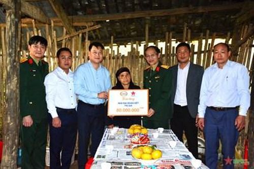 Báo Quân đội nhân dân phối hợp với Công ty Cổ phần Him Lam trao 'Nhà đại đoàn kết' tại huyện Hòa An, tỉnh Cao Bằng