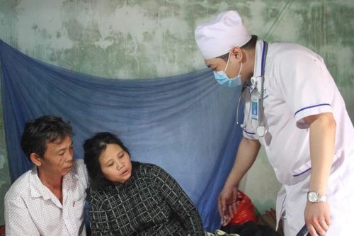 Hỗ trợ, chữa bệnh cho mẹ của bé gái nhặt ve chai