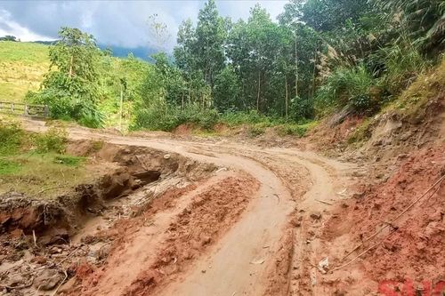 Quảng Ngãi: Cận cảnh đường vào thôn Tre bị xói lở nghiêm trọng