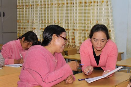 Giáo viên ân cần hướng dẫn giúp bà con biết đọc, biết viết