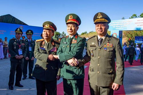 Bộ trưởng Bộ Quốc phòng Việt Nam đón Bộ trưởng Bộ Quốc phòng Lào và Campuchia sang tham dự Chương trình Giao lưu hữu nghị Quốc phòng biên giới Việt Nam - Lào - Campuchia lần thứ nhất