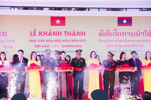Bộ trưởng Bộ Quốc phòng ba nước Việt Nam - Lào - Campuchia dự Lễ khánh thành Nhà Văn hóa hữu nghị biên giới