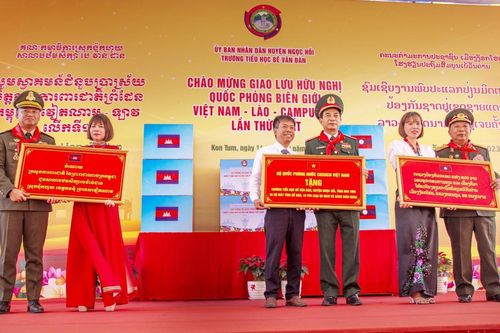 Bộ trưởng Bộ Quốc phòng ba nước Việt Nam - Lào - Campuchia thăm, tặng quà Trường Tiểu học Bế Văn Đàn