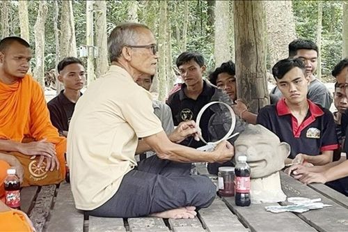 Trà Vinh: 54 học viên được truyền dạy kỹ thuật chế tác mão, mặt nạ của người Khmer
