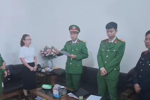 Cựu nữ giáo viên bị bắt vì thường xuyên tung tin sai sự thật lên mạng xã hội
