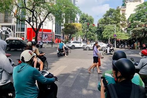 Người Hà Nội mặc đồ cộc ra đường vào giữa mùa đông
