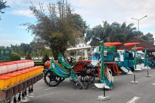 'Trình làng' tất tật thiết bị bay, cối xay, quang gánh, quạt hòm...