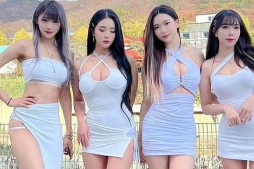 Nhóm nhạc nữ bị chỉ trích vì biểu diễn gợi dục trước học sinh
