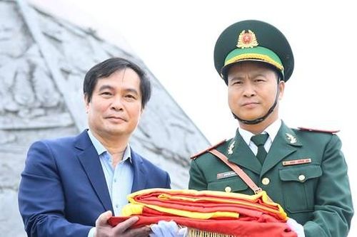 Trao tặng 100 lá cờ rộng 54 m2 cho cột cờ Lũng Cú