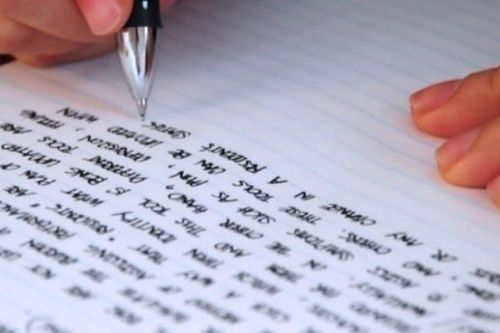 Gia đình xáo trộn vì phụ huynh 'thần thánh hóa' tiếng Anh