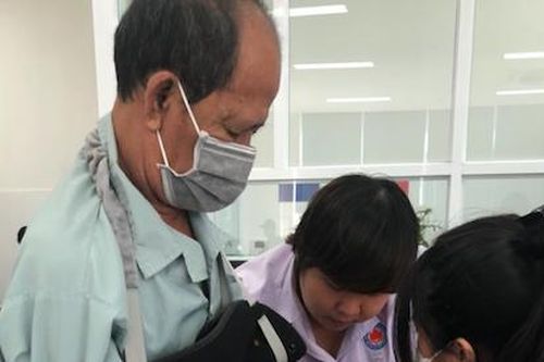 Bị đột quỵ, người đàn ông cô độc chạy xe ôm cần giúp đỡ viện phí