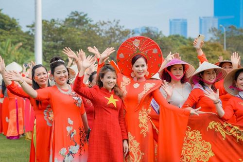 Hơn 7.000 người mặc áo dài xếp thành hình bản đồ Tổ quốc