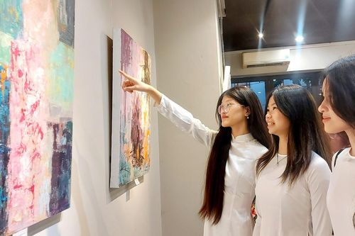 Họa sĩ Hoàng Lan: Bỏ ballet theo hội họa hơn 20 năm