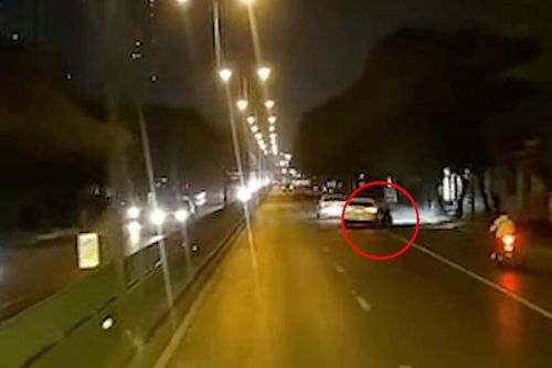 Bị lấn làn, tài xế ô tô con quệt ngã người đi xe máy rồi bỏ chạy