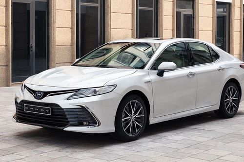 Top xe sedan giá 1 tỷ tháng 11: Toyota Camry vẫn tiếp tục lao dốc