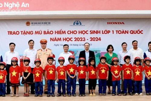 Ban An toàn giao thông tỉnh Nghệ An trao tặng trên 71.000 mũ bảo hiểm cho trẻ em lớp 1