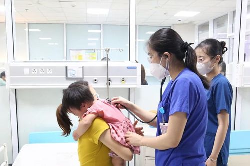 Phú Thọ: Kịp thời gắp đinh vít sắc nhọn trong bụng bé gái 2 tuổi