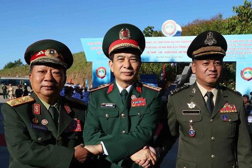 Bộ trưởng Quốc phòng Việt Nam-Lào-Campuchia chủ trì giao lưu hữu nghị biên giới