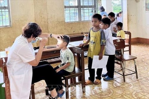 Cảnh báo nguy cơ cong, vẹo cột sống ở học sinh