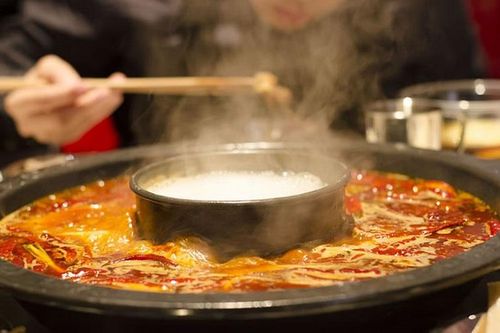 Nhân viên nhà hàng Trung Quốc chịu án 12 năm tù vì tái sử dụng dầu ăn thừa trong lẩu