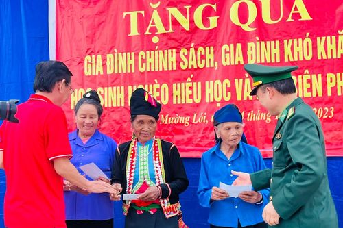Thành ủy TP Hồ Chí Minh thăm, tặng quà cho các gia đình chính sách tại Điện Biên