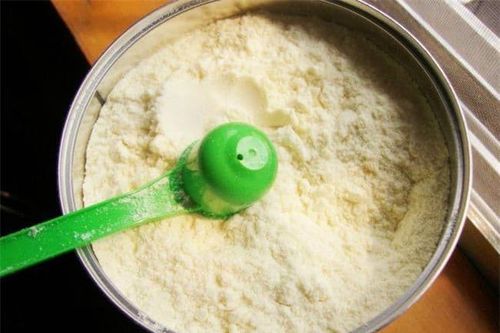 Tại sao lại có 'lỗ' ở dưới đáy muỗng sữa bột? Sau khi biết lý do, ai cũng bất ngờ