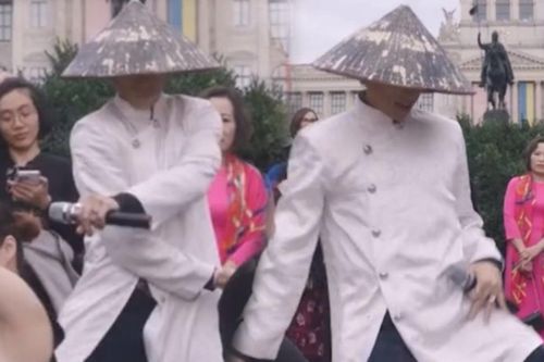 Nam ca sĩ Vpop mặc áo dài, đội nón lá trình diễn ở nước ngoài: Phản ứng khán giả khiến ai cũng bất ngờ