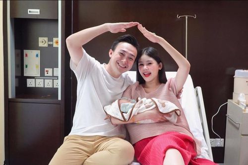 Lê Âu Ngân Anh hạ sinh quý tử đầu lòng