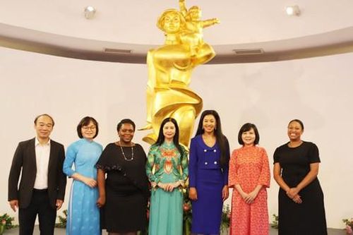 Phu nhân Phó Tổng thống nước Cộng hòa Nam Phi thăm Bảo tàng Phụ nữ Việt Nam