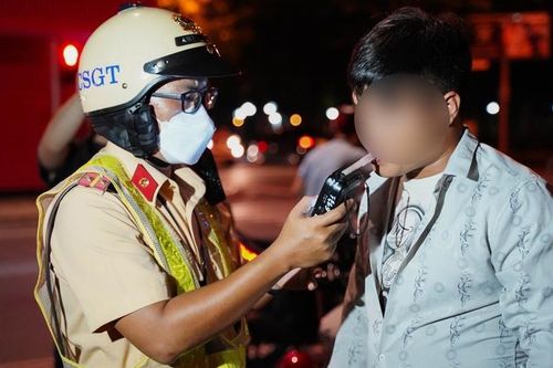 Người dân có thể yêu cầu Cảnh sát giao thông thay ống thổi nồng độ cồn mới