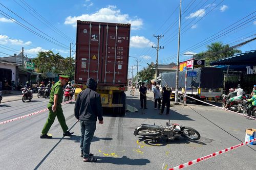 Đi khám bệnh về thì thiệt mạng do va chạm container