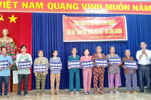 225 triệu đồng hỗ trợ hộ nghèo xã Long Giang đan đát