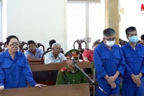 Trốn thuế gần 800 tỷ đồng, 'trùm buôn lậu' Mười Tường và hai cựu cán bộ công an hầu tòa