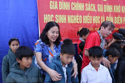 Đoàn cán bộ tuyên giáo, báo chí, xuất bản TP. Hồ Chí Minh thăm, tặng quà tại xã Mường Lói