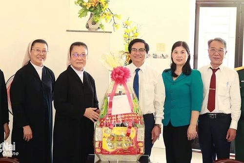Phó chủ tịch UBND tỉnh Nguyễn Sơn Hùng chúc mừng Giáng sinh các tổ chức, chức sắc tôn giáo